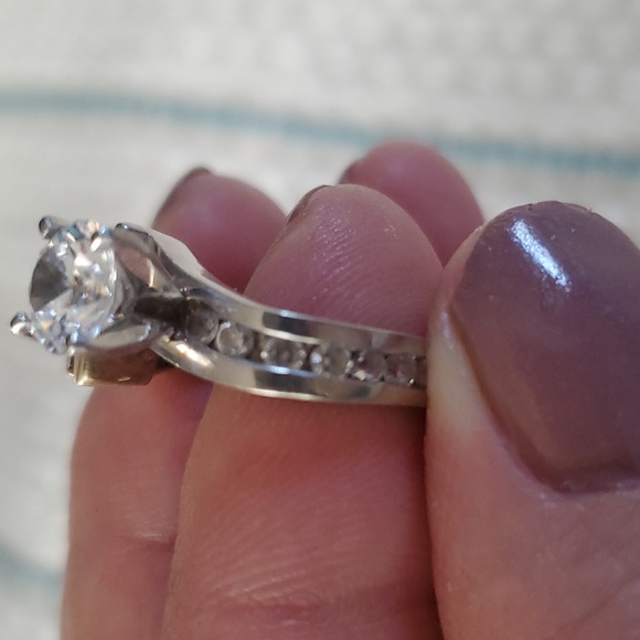 14kt white and yellow gold wedding ring. Round center stone with round stones - Picture 7 of 8